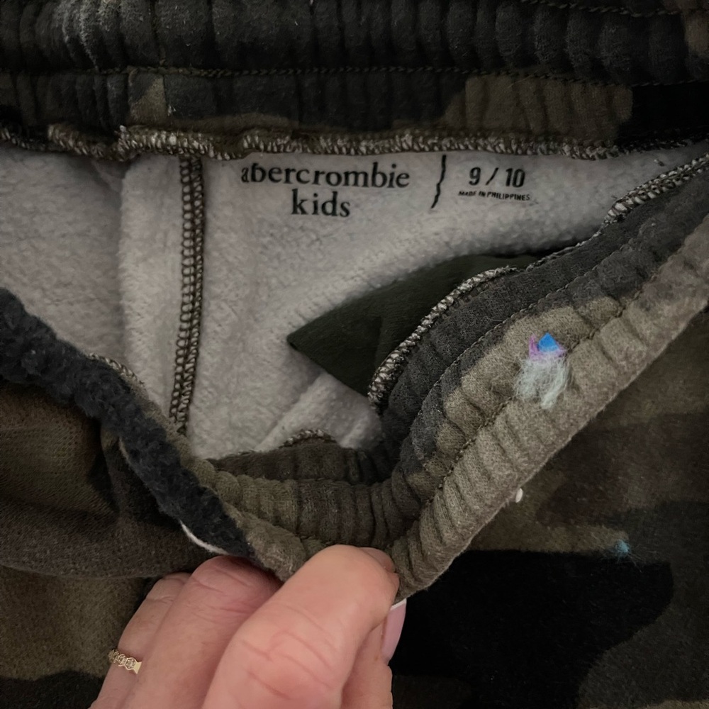 Abercrombie kids camo sweatsuit. 9/10 - Picture 3 of 3